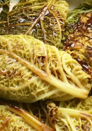 Une photo de Chou vert farci au doux agneau et trempé à la bière
