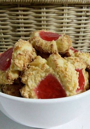 Foto resep Crunchy Strawberry Cheese Thumbprint Cookies