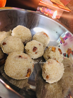 A picture of Rava ladoo .