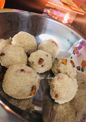 A picture of Rava ladoo  .