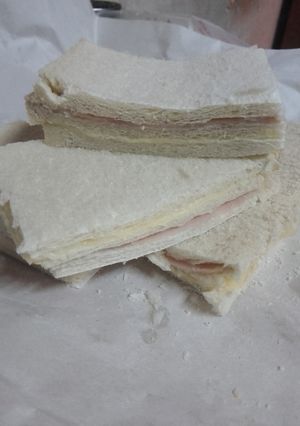Una foto de Sándwiches de miga de jamón y queso 🥪