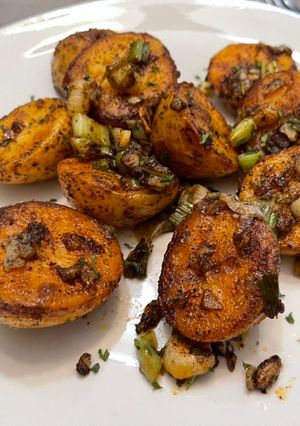Una foto de Papas crujientes por fuera y suaves por dentro!