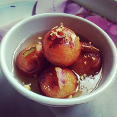 A picture of Apple gulab jamun.