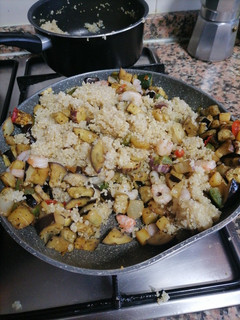 Una foto de Ensalada de quinoa con verduras y gambas salteadas