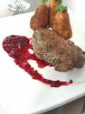 Bola de res con salsa de frambuesas y papas williams