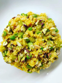 Foto di Miglio alla curcuma con asparagi, piselli e pistacchi