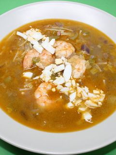 Una foto de Sopa de langostinos y jamón