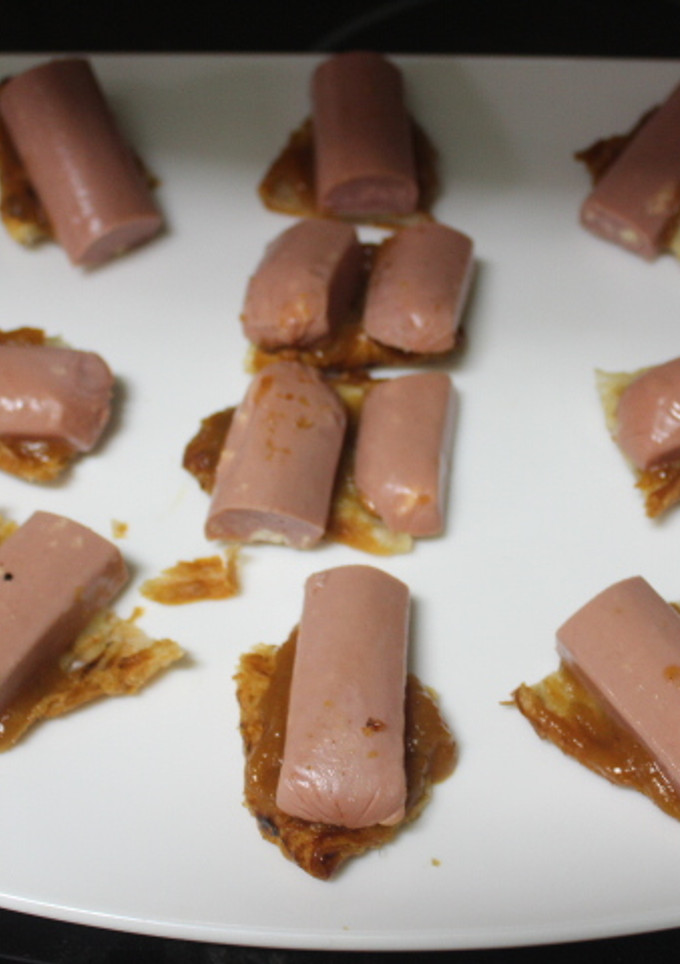 Una foto de Mini cruasanes tostados con salchichas y mermelada amarga