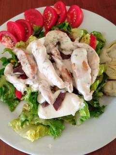 Una foto de Ensalada de mollejas de pato y pollo con roquefort