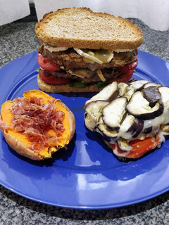 Una foto de Hamburguesa ternera macerada con Pedro Ximénez y rulo de cabra