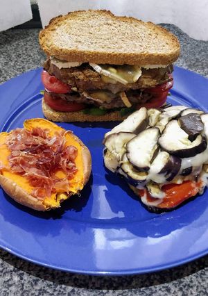 Una foto de Hamburguesa ternera macerada con Pedro Ximénez y rulo de cabra