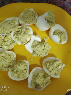 Una foto de Huevos rellenos con mayonesa de aguacate