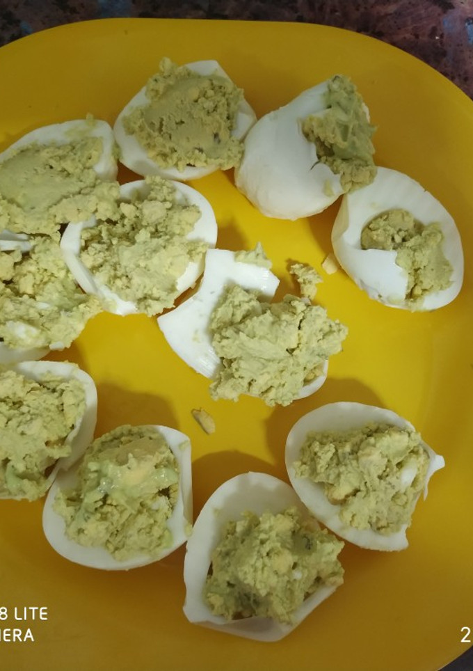 Una foto de Huevos rellenos con mayonesa de aguacate