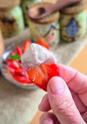 Una foto de Dip de yogur casero con crema de avellanas y cacao 🍓 para dipear con fruta de estación 🍓