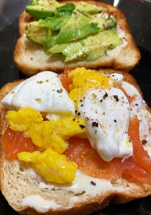 Una foto de Sándwich de Salmón ahumado, queso, huevo y palta 😍😍😍!!!!
