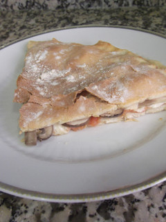 Una foto de Calzone de champiñones portobello y mozzarella fresca