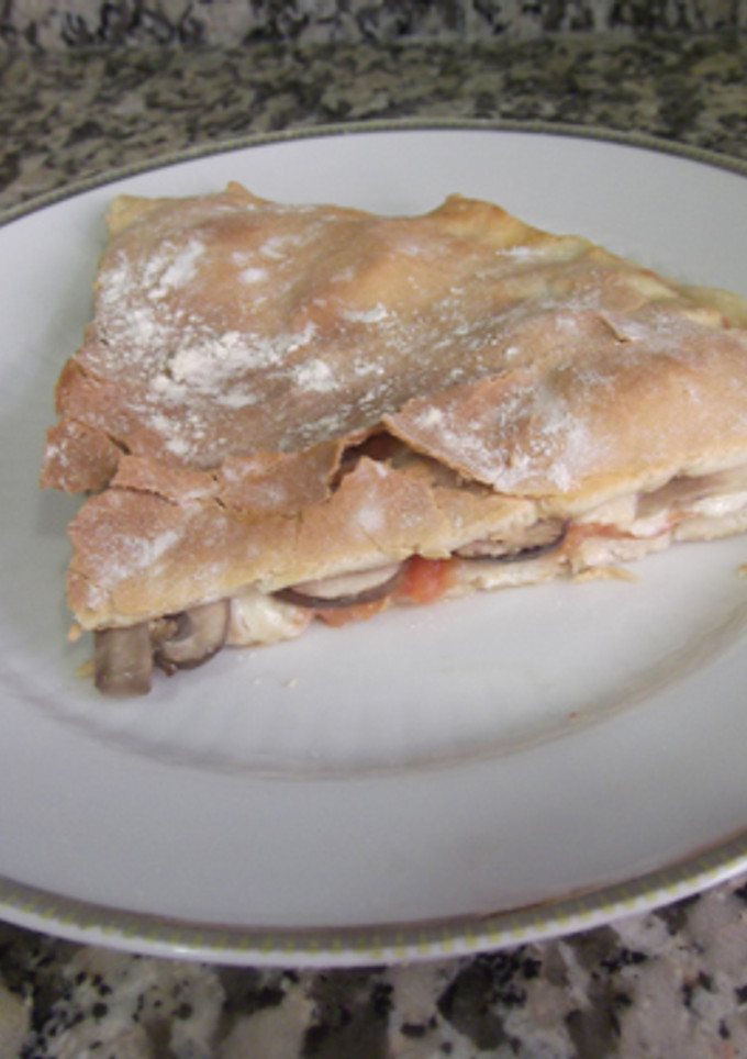Una foto de Calzone de champiñones portobello y mozzarella fresca