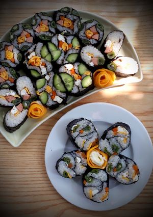 Hình của món Sushi sắc màu cho bé.