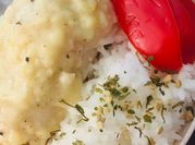 Una foto de pollo con chiles p blanco