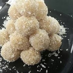 A picture of Coconut ladoo.