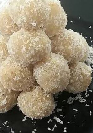 A picture of Coconut ladoo.