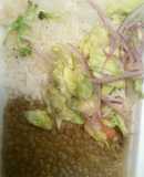 Lentejas con arroz y sarsa de lechuga y cebolla