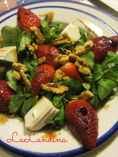 Una foto de Ensalada de fresones, queso y nueces