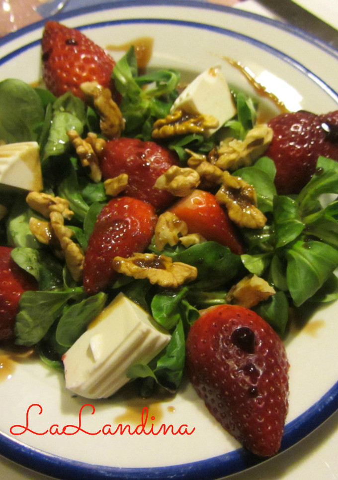 Una foto de Ensalada de fresones, queso y nueces