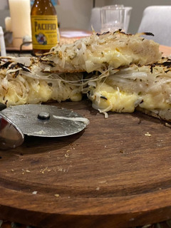 Una foto de Fugazzeta rellena de masa madre