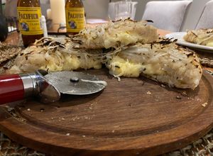 Una foto de Fugazzeta rellena de masa madre