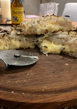 Una foto de Fugazzeta rellena de masa madre