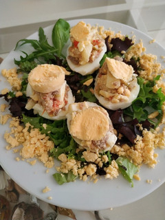Una foto de Huevos rellenos con pollo y aceitunas