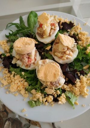 Una foto de Huevos rellenos con pollo y aceitunas