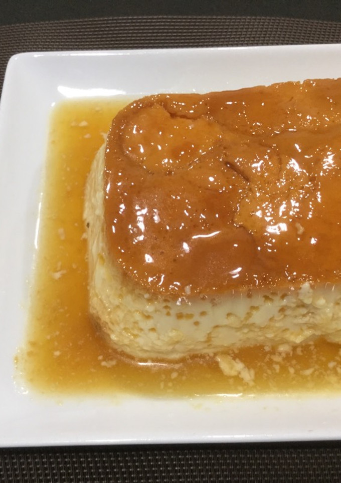 Una foto de Flan de huevo y naranja en olla lenta