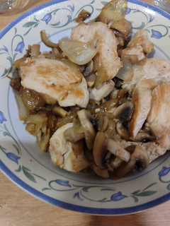 Una foto de Fajitas de pollo con cebolla y champiñones 😋
