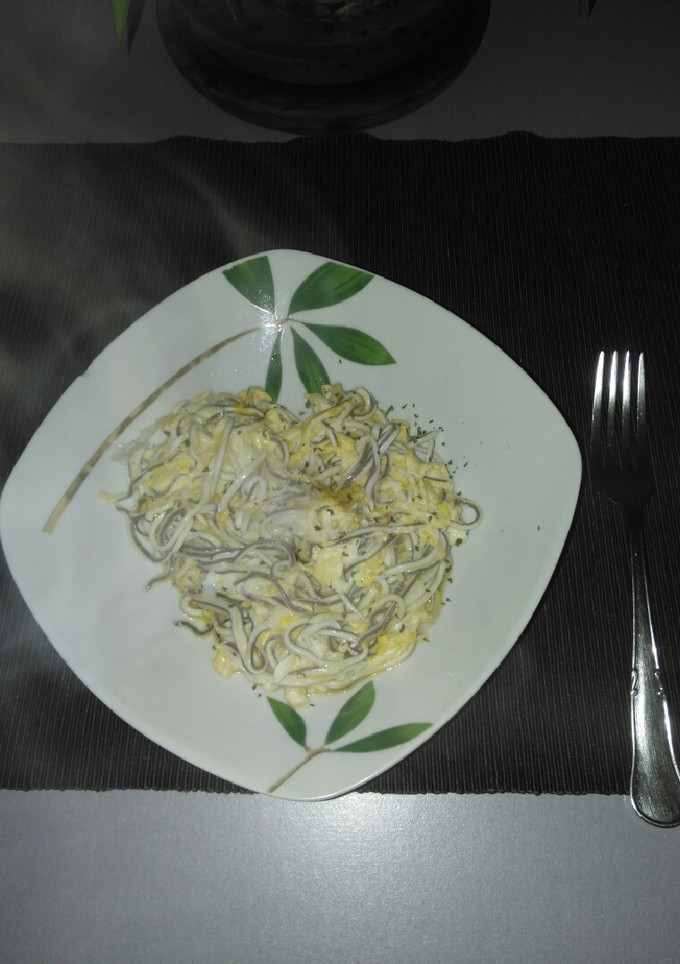 Una foto de Revuelto de gulas y gambas
