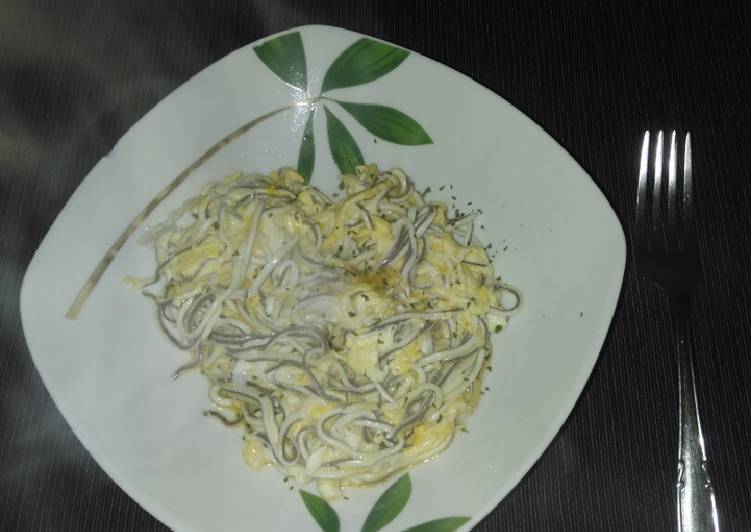 Revuelto de gulas y gambas