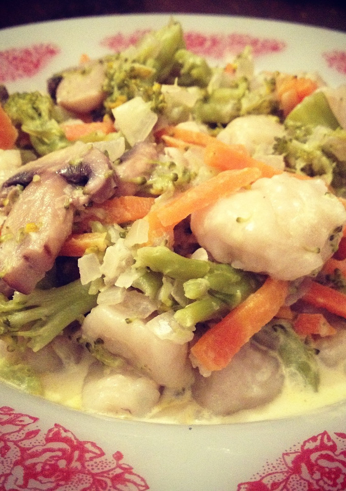 Una foto de Ñoquis con crema, brócoli y champiñón