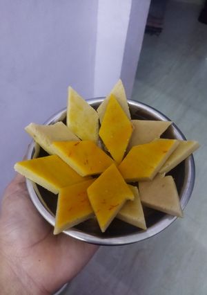 काजू कि बर्फी (kaju ki barfi recipe in Hindi) रेसिपी मुख्य फोटो