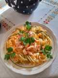 Pirított csikemell csíkok,sonka kocka,tejszínes sajmártással,trikolór fusilli tésztával. Gm,tm