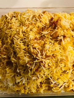 A picture of Chicken biryani or chicken rice.