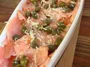 Una foto de carpaccio de salmon