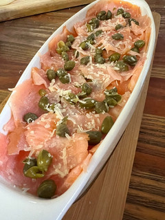 Una foto de Carpaccio de salmón