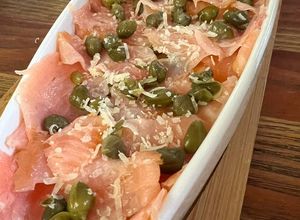 Una foto de Carpaccio de salmón