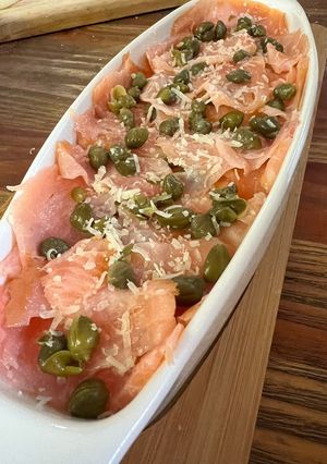 Una foto de Carpaccio de salmón