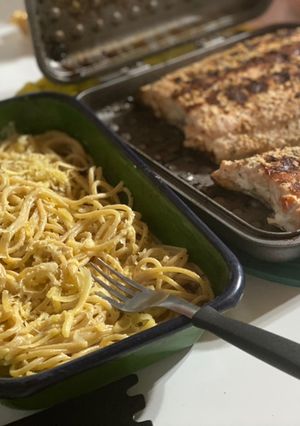 Una foto de Salmón Flip - Pasta con salsa de ajo y mostaza