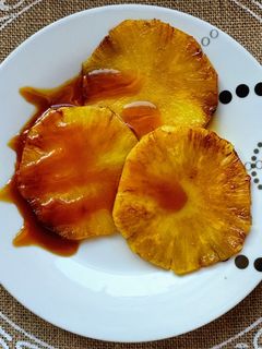 Una foto de Piña a la plancha y sirope de caramelo