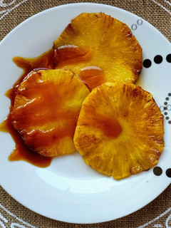 Una foto de Piña a la plancha y sirope de caramelo