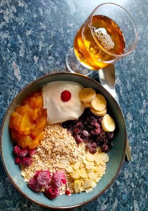 Une photo de Bowl de yaourt, flocons d'avoine et fruits
