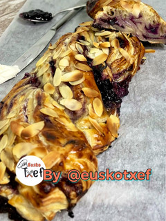 Una foto de Trenza de hojaldre de tarta de queso y arándanos
